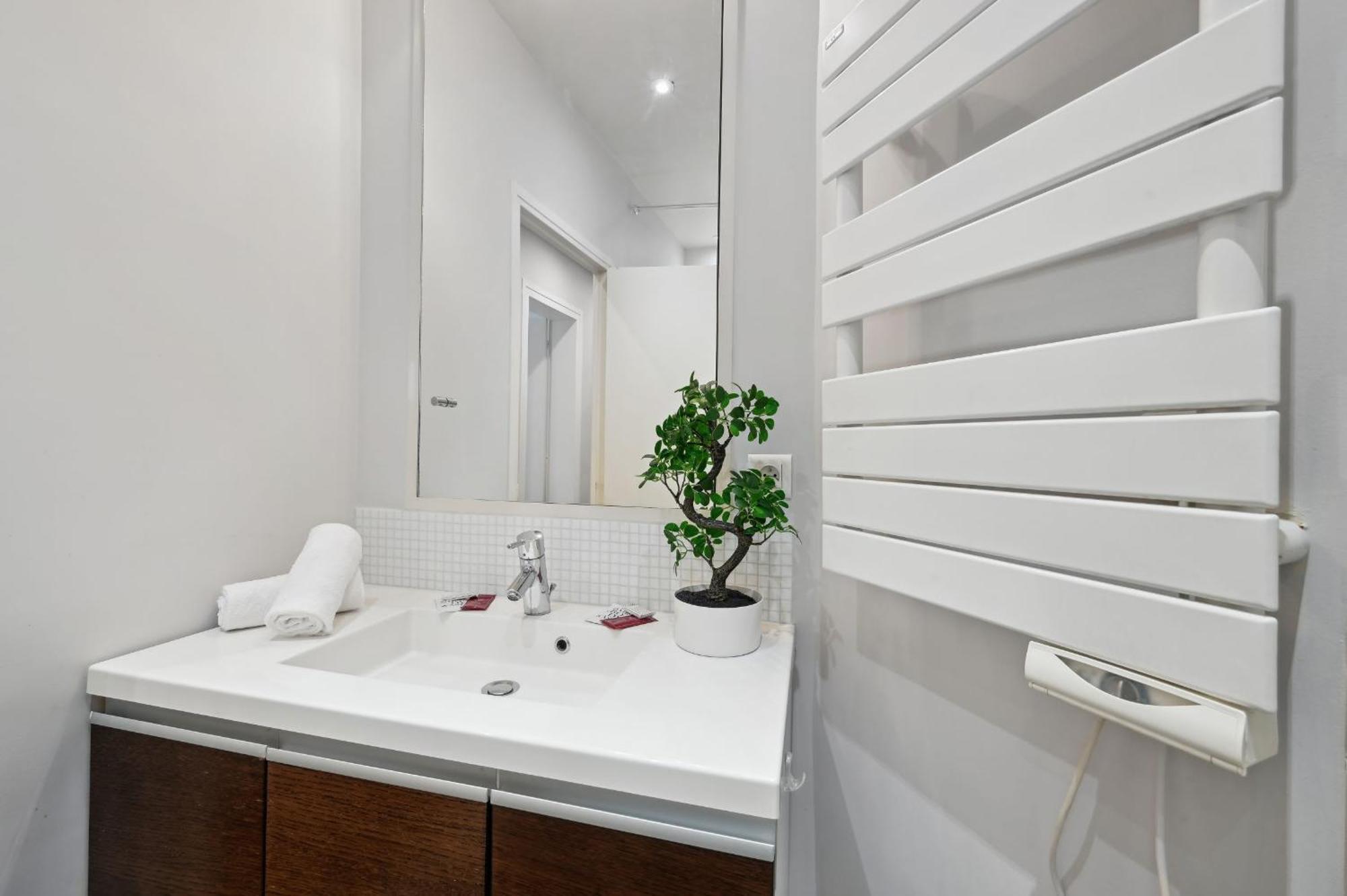Champs-Elysees & Arc De Triomphe - Cityapartmentstay Париж Екстериор снимка