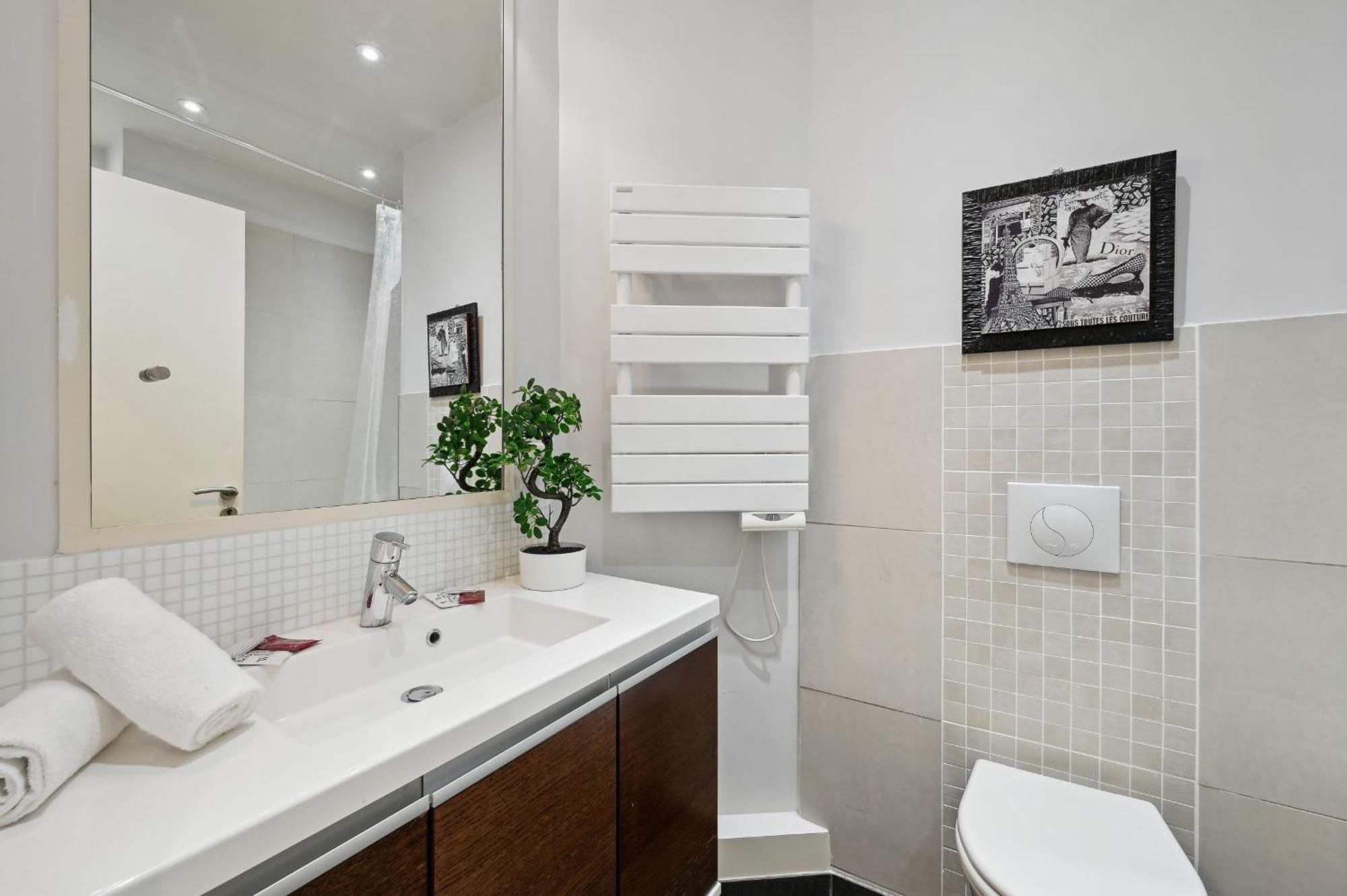 Champs-Elysees & Arc De Triomphe - Cityapartmentstay Париж Екстериор снимка